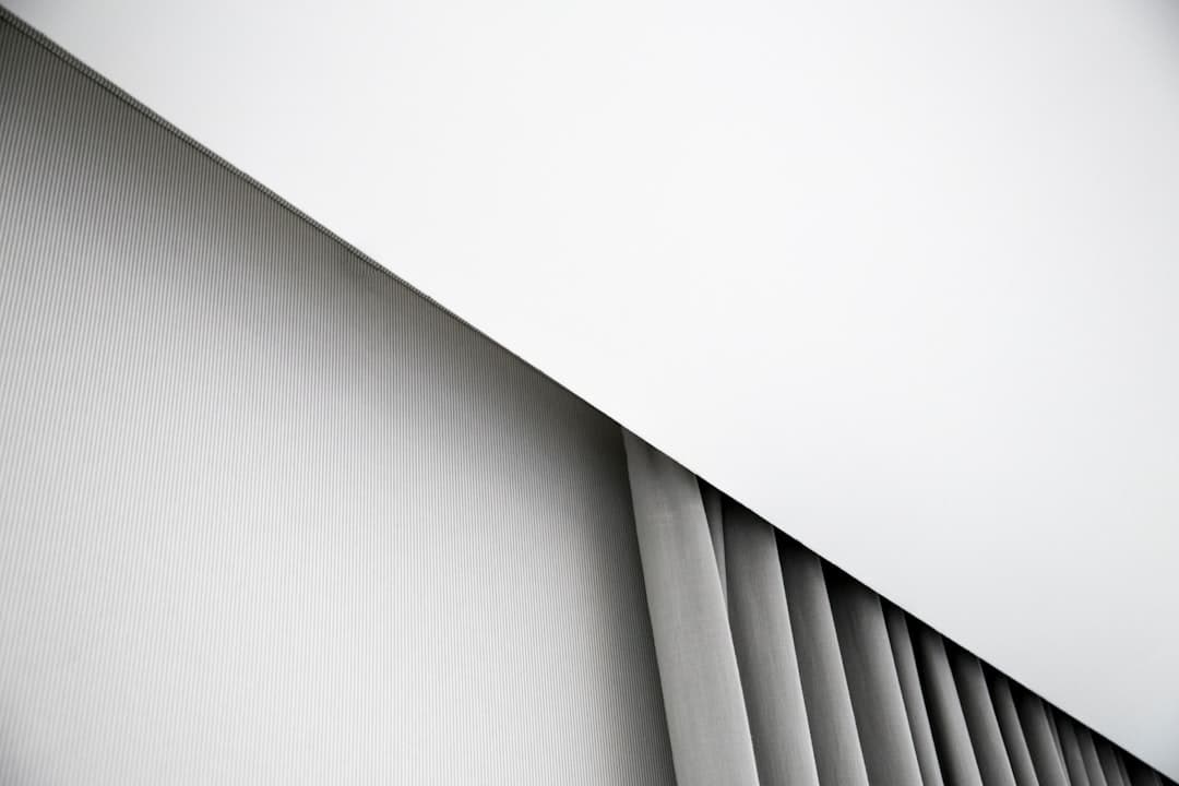 Architecture moderne en courbes blanches minimalistes, métaphore de la fluidité et de la performance d'un site optimisé