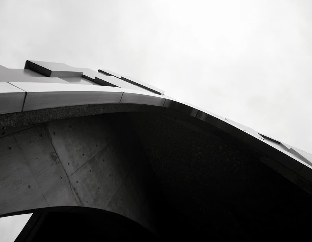 Façade architecturale en contre-plongée noir et blanc, illustrant les angles morts d'un audit SEO qu'on ne voit pas immédiatement