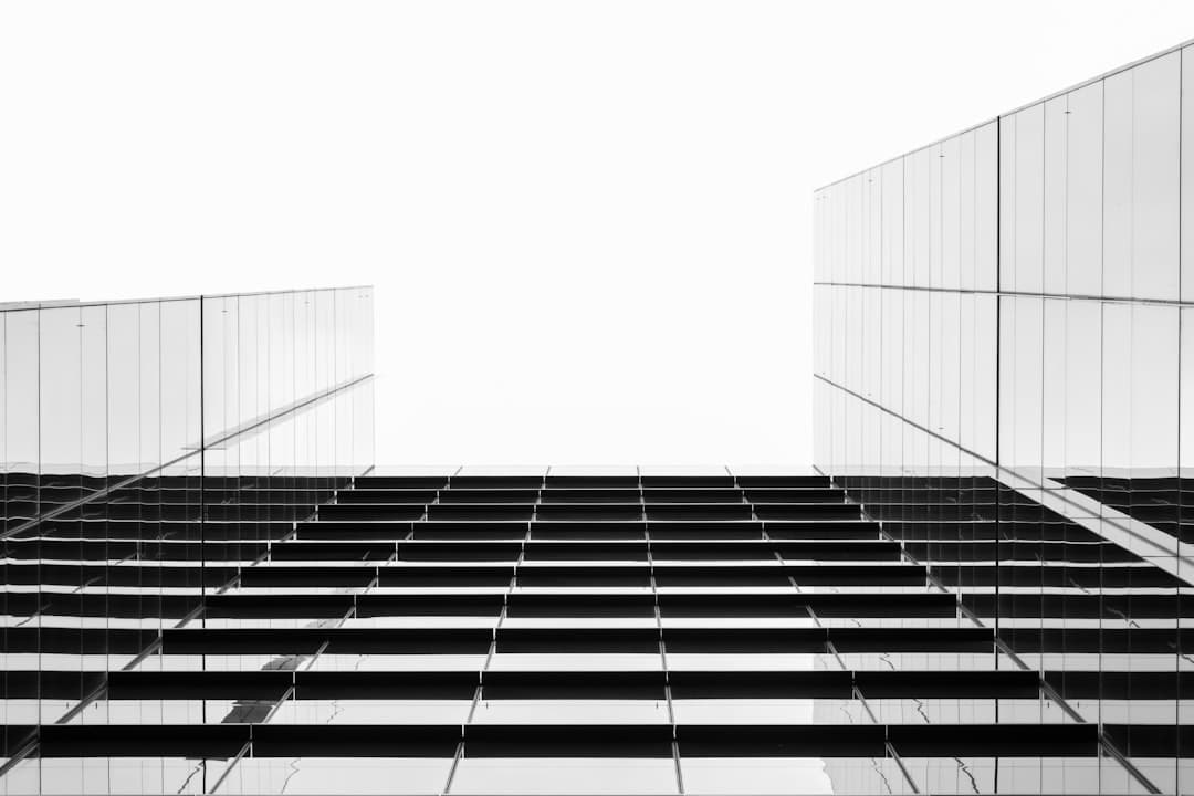 Deux immeubles modernes en verre noir et blanc face à face, illustrant le choix entre plusieurs hébergeurs web
