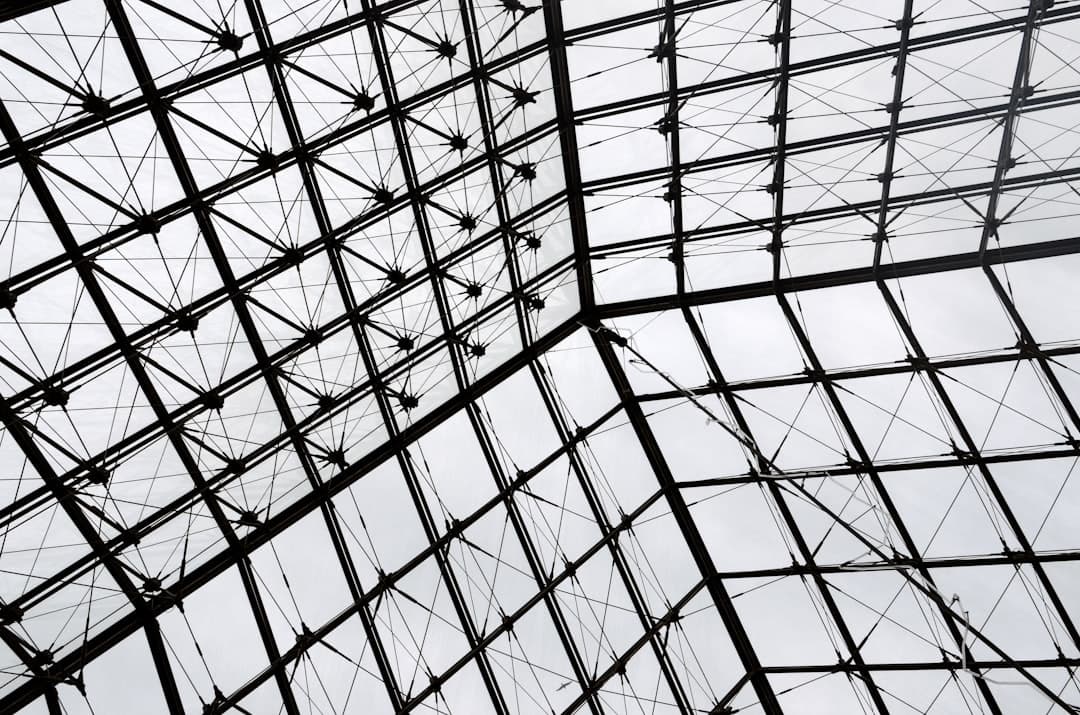 Charpente métallique en construction vue du dessous, illustrant la phase structurelle d'une refonte de site web