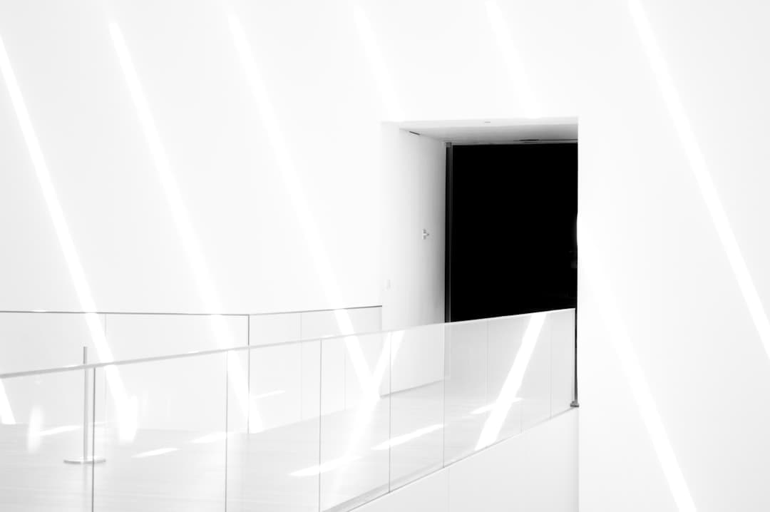 Mur blanc lumineux avec une porte ouverte sombre, métaphore d'un passage vers une solution rapide pour un site web lent